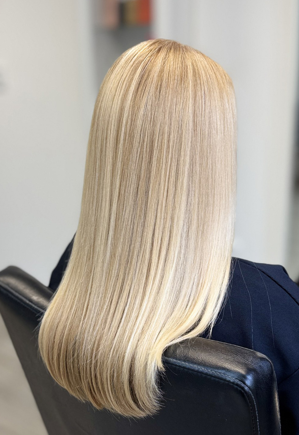 Dlouhé blond vlasy po konečné úpravě