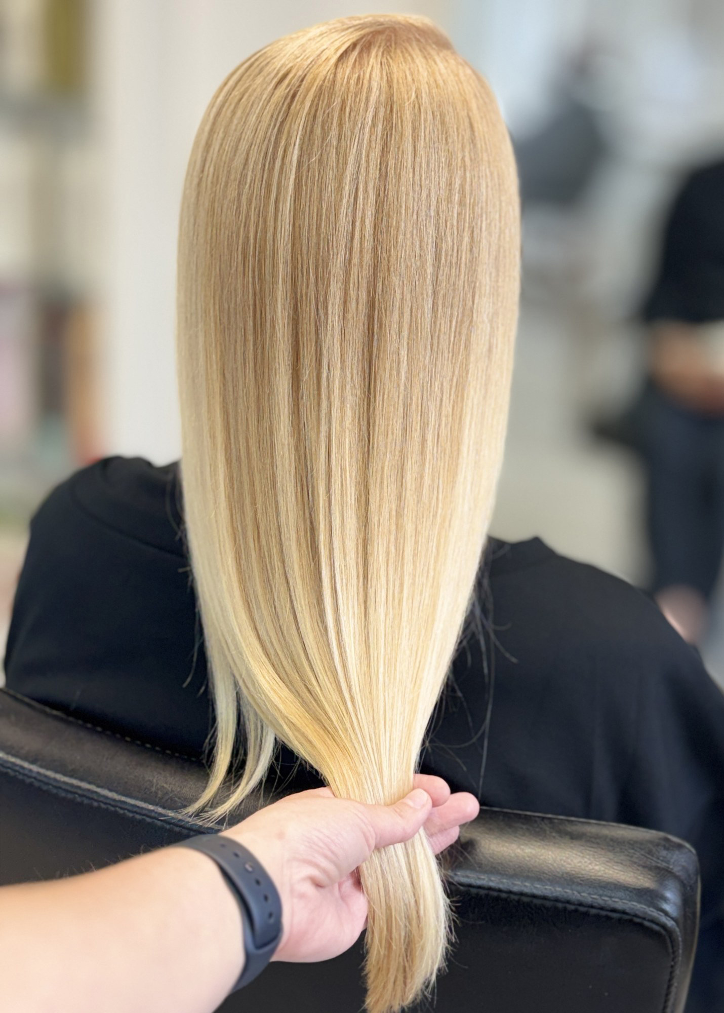 Dlouhé blond vlasy po návštěvě