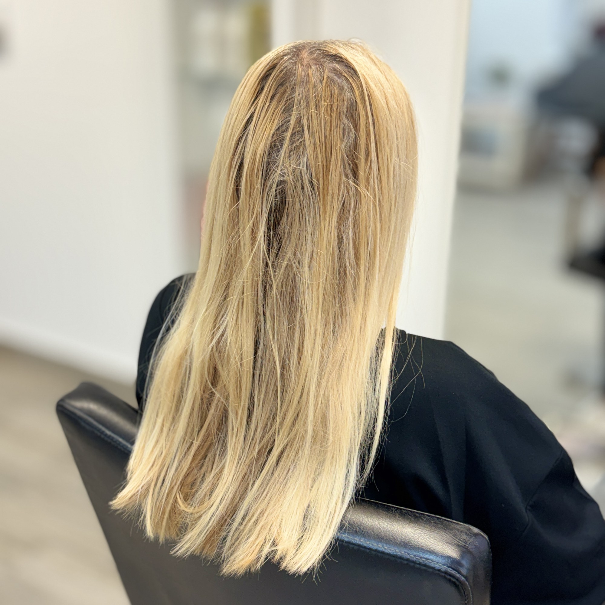 Dlouhé blond vlasy před návštěvou